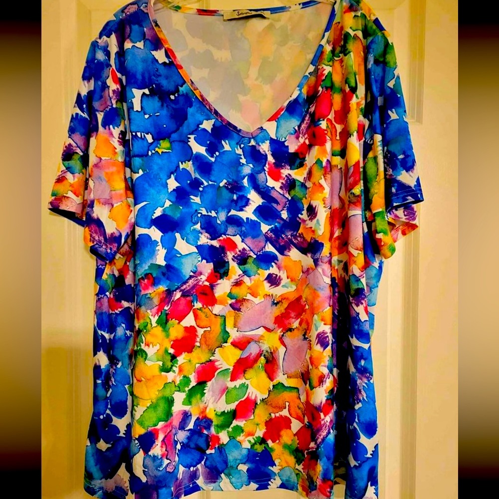 Vibrant short sleeve V-neck top, size 3XL.